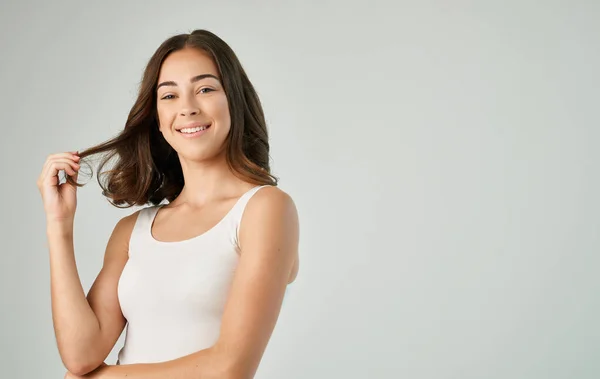 Morena em t-shirt emoções divertido recortado vista luz fundo — Fotografia de Stock