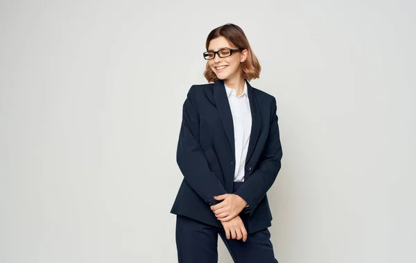 Mujer de negocios en traje clásico sobre un fondo claro Copiar espacio recortado vista — Foto de Stock