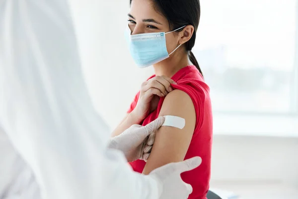 Kvinna bär medicinsk mask patient injektion coronavirus — Stockfoto