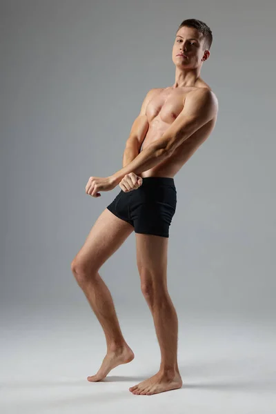 Mannelijke bodybuilder met gepompt lichaam poseren workout studio — Stockfoto