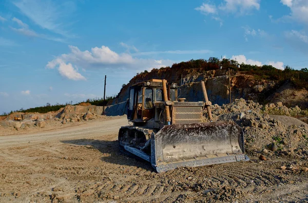 Grande bulldozer escavação terra cascalho e geologia veículo — Fotografia de Stock