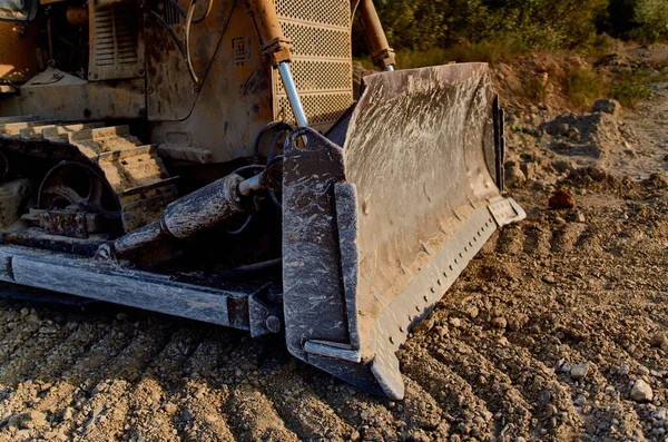 Exkavátor feltárja a talajban kavicsos ipari gép homok mészkő — Stock Fotó