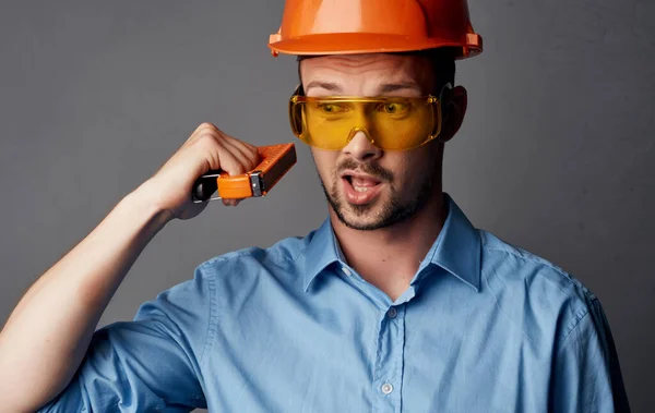 Engenheiro de construção em ferramenta de reparo de chapéus duros — Fotografia de Stock