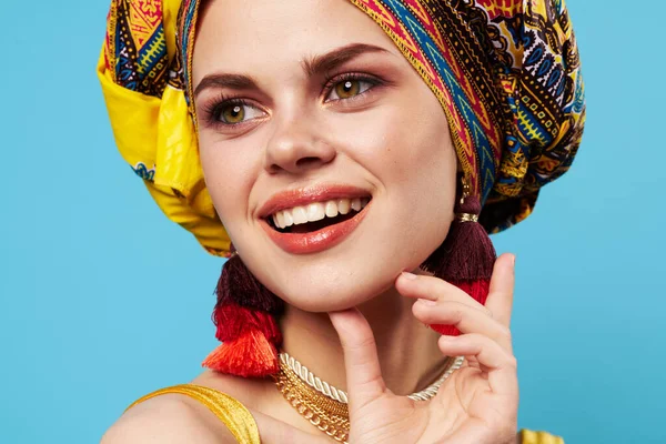 Bella donna multicolore turbante decorazione moda primo piano sfondo blu — Foto Stock