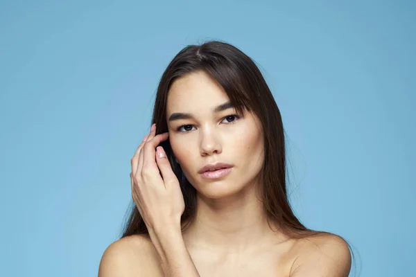 Mulher com ombros nus cosméticos de cabelo longo atraente olhar azul fundo — Fotografia de Stock