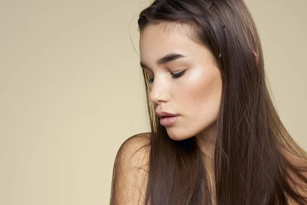 Hübsche Frau nackte Schultern Kosmetik saubere Haut Haarpflege beige Hintergrund — Stockfoto