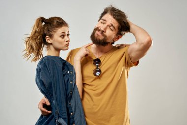 Genç çift yaşam tarzı duygu iletişimi moda ışığı arka planı