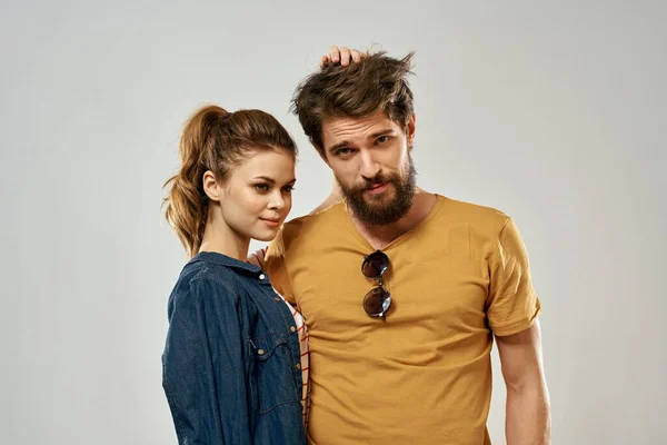 Giovani coppie stile di vita emozioni comunicazione moda luce sfondo — Foto Stock
