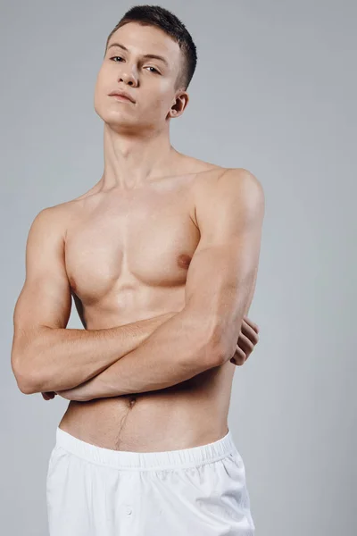 Barbröstad idrottsman korsade armar över bröstet och muskulösa armar modell — Stockfoto