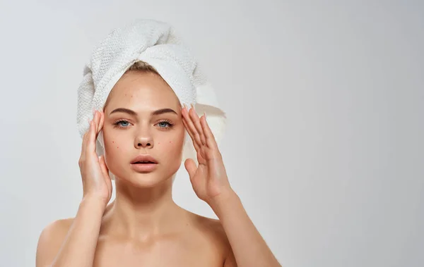 Félmeztelen nő kiegyenesíti a törülközőt a fején tiszta bőr haj modell — Stock Fotó