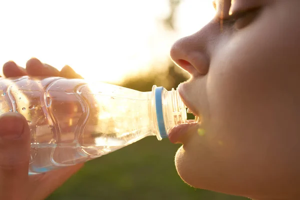 Nő iszik vizet egy műanyag palack szabadban nyáron közelkép — Stock Fotó