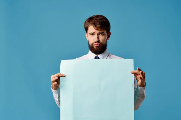 Man in shirt met stropdas banners in de handen van een officiële reclame marketing — Stockfoto