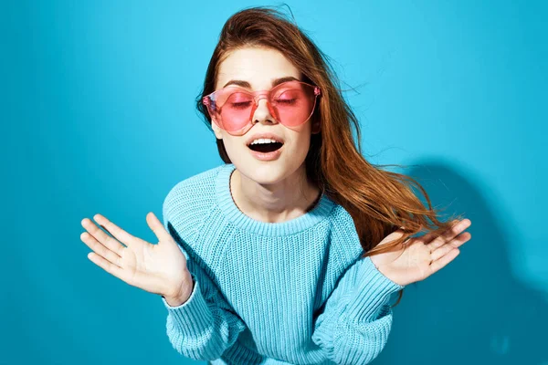 Весела жінка рожеві окуляри жовтий светр емоції спосіб життя крупним планом — стокове фото
