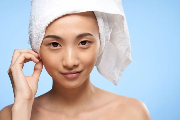 Vacker kvinna handduk på huvudet närbild ren hud hälsa blå bakgrund — Stockfoto