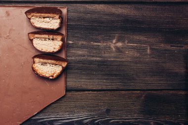 Tahta masanın üzerinde yarım çikolatalı kek.