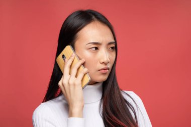 Güzel esmer telefon iletişim teknolojisi kırmızı arka plan modeli