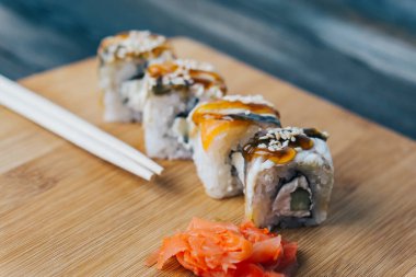 Suşi kırmızı zencefilli yemek çubukları Japon mutfağı.
