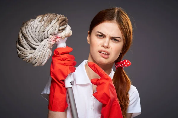 Neşeli temizlikçi kadın, el duygu servisi. — Stok fotoğraf