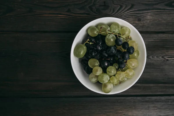 Белый и черный виноград фрукты витамины свежести деревянный фон — стоковое фото
