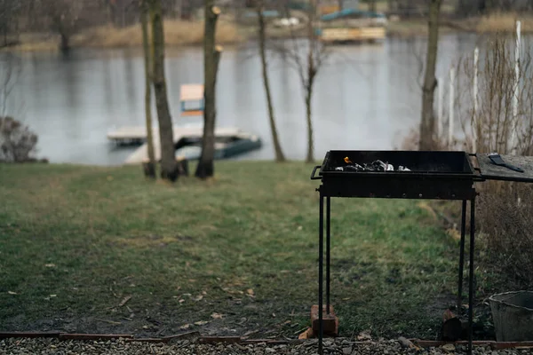 강변 과 나무 근처의 자연 속에서 요리하는 바베큐 — 스톡 사진