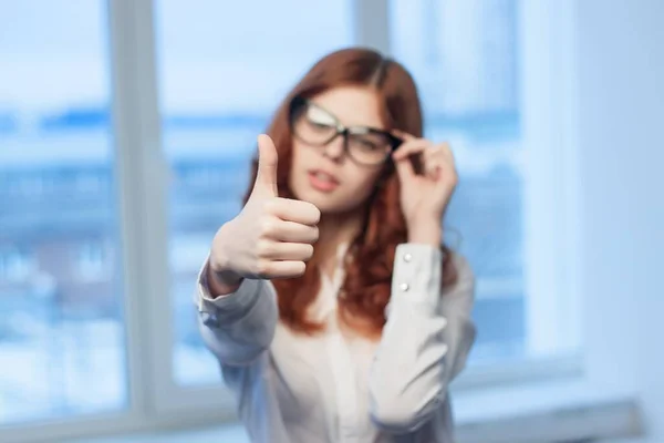 Nő fehér ingben mutatja hüvelykujj fel iroda pénzügyi menedzser — Stock Fotó