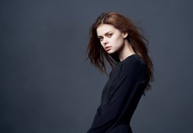 Güzel bir kadın. Çekici bir stüdyo modası.