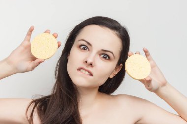 Esmer, bol saçlı, temiz tenli, el hijyeninde süngerli.