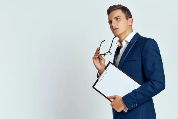 Бизнесмен в костюме носит очки документы официальный серый фон — стоковое фото