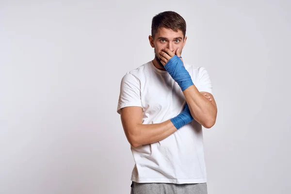 Спортивний чоловік боксерські бинти на руках емоції енергетичні тренування — стокове фото