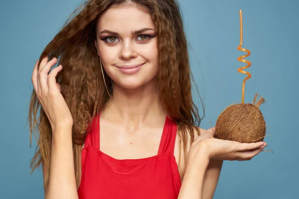 Kobieta z kokosowy koktajl w dłoniach faliste włosy jasny makijaż styl życia studio letnie wakacje — Zdjęcie stockowe