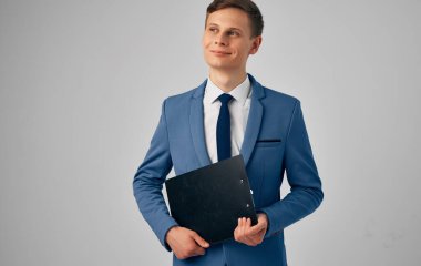 Takım elbiseli adam resmi profesyonel müdürü belgeleyecek.