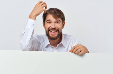 Beyaz gömlekli neşeli adam sunar.