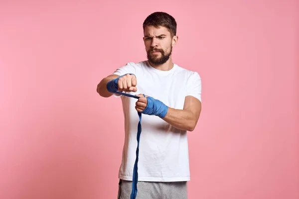 Sport uomo boxe benda rosa allenamento sfondo — Foto Stock