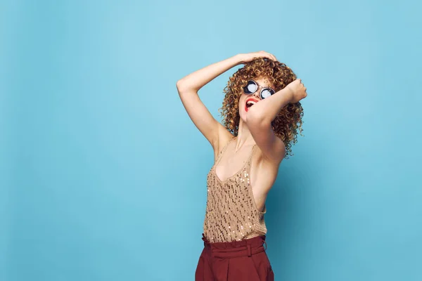 Charmant model Lente handen op hoofd emoties modieuze kleding levensstijl rode broek — Stockfoto