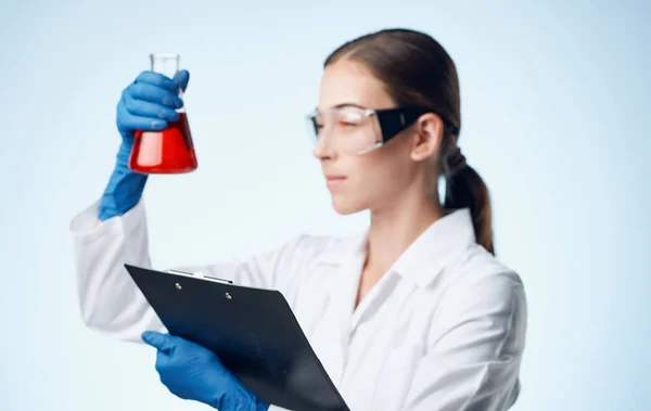 フラスコ研究室の化学元素の液体を持つ女性文書とフォルダ — ストック写真
