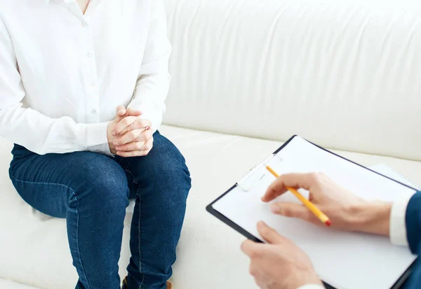 Mujer en la recepción con un psicólogo en el interior documentos recortados ver — Foto de Stock