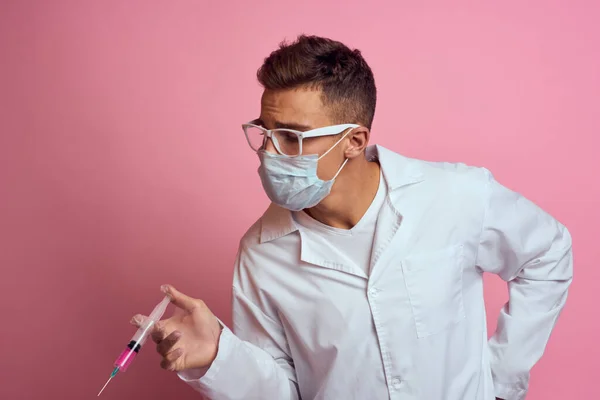 Γιατρός σε λευκό παλτό ιατρική μάσκα θεραπεία υγεία επαγγελματικό ροζ φόντο — Φωτογραφία Αρχείου