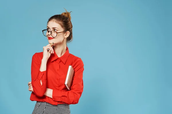 Elégante femme portant des lunettes chemise rouge notepad secrétaire Studio — Photo