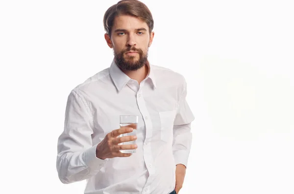 Homem bonito com vidro de água estilo de vida saudável camisa branca luz fundo — Fotografia de Stock