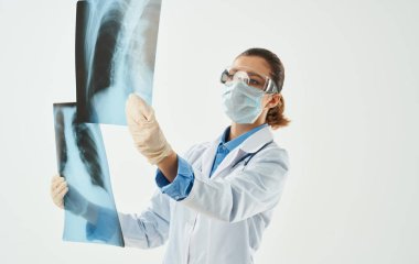 Doktor, elinde X-ray resmi olan bir doktor. Uzay duygusunu kopyalayın.