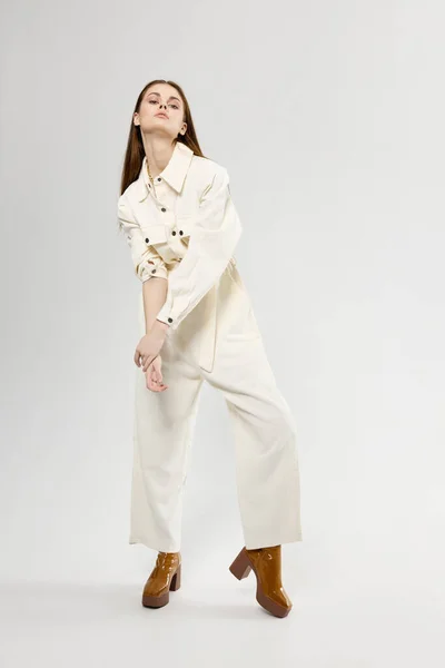 Kvinna i vit overall fashionabla stövlar Glamor studio — Stockfoto