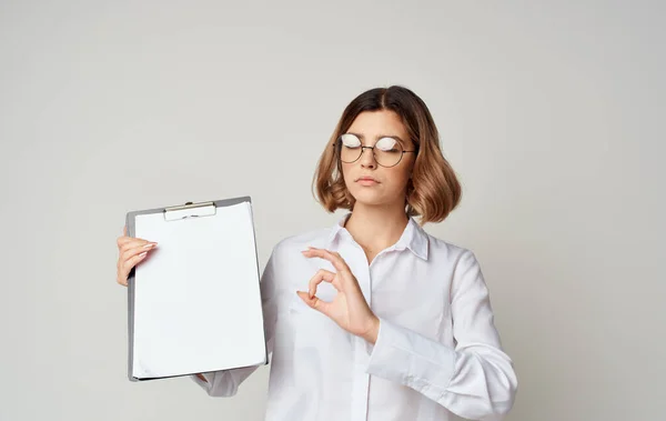 Belle femme d'affaires avec des documents dans un dossier gestes avec ses mains Espace de copie — Photo