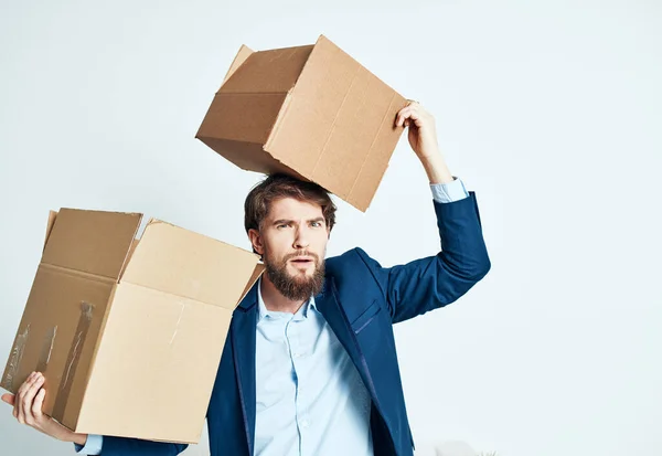 Un homme avec des boîtes pendant qu'un costume est en train de déballer — Photo