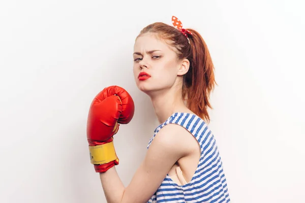 Femme en jersey rayé gants de boxe entraînement fond clair — Photo