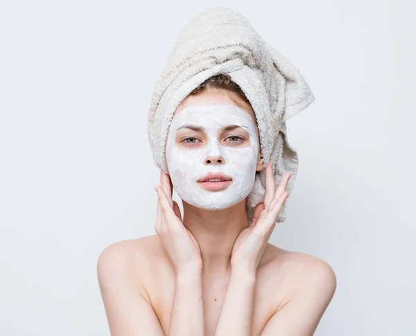 Wanita dengan bahu telanjang masker wajah bersih perawatan kulit — Stok Foto