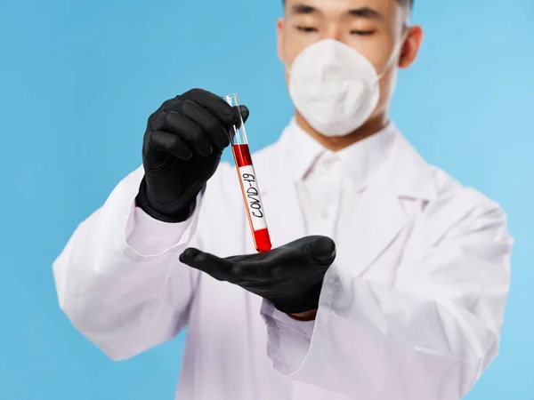 Азіатський чоловічий захисний костюм Дослідження чорних рукавиць лабораторія — стокове фото