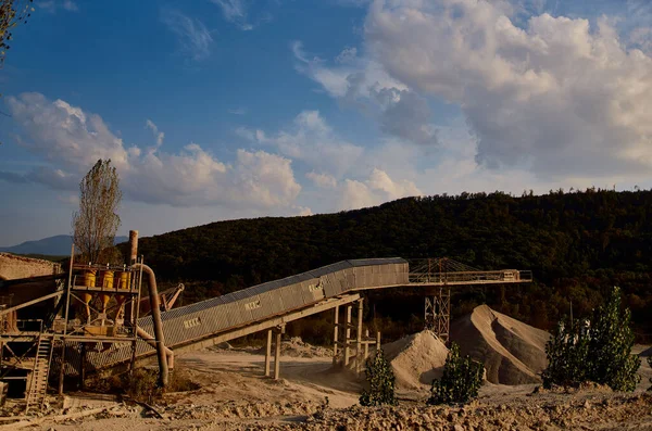 불도저 다리 건설, 모래를 파고 있는 산업용 도로 공사 철 — 스톡 사진