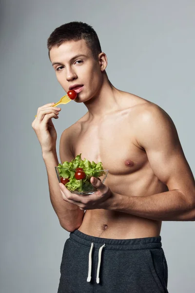 Velmi nás svalnaté tělo a talíř salátové stravy energie zdraví — Stock fotografie