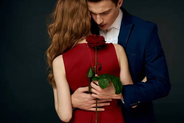 Mladý pár objetí romantiku růže strom kouzlo luxus — Stock fotografie