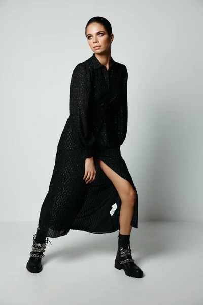 Брюнетка яскравий макіяж мода чорна сукня і чоботи — стокове фото